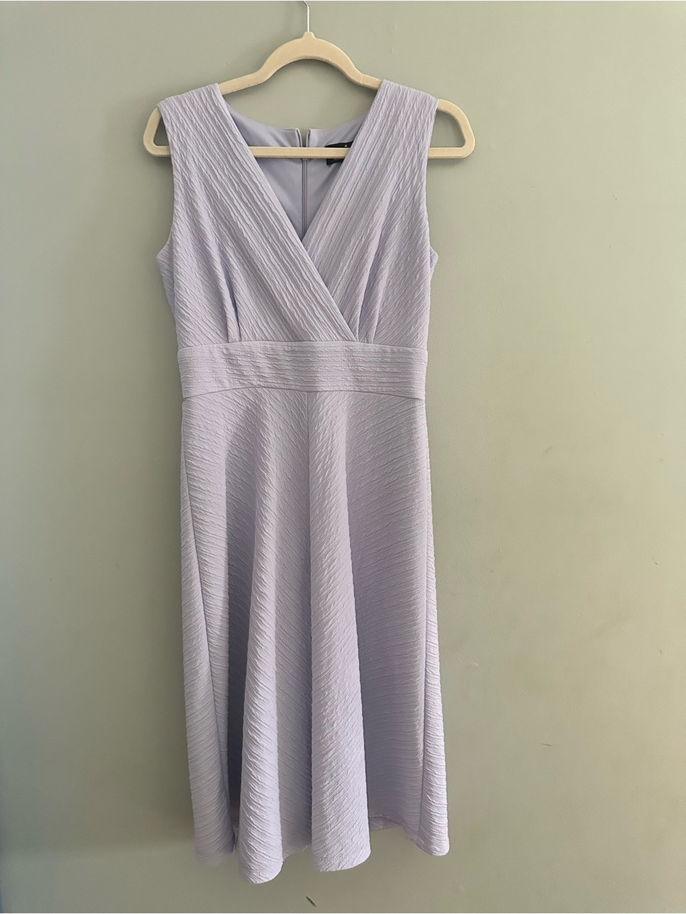 Ronni Nicole Sleeveless V-Neck Midi Dress in Lilac